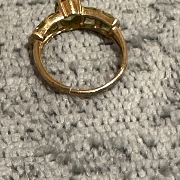 10K Yellow Gold Peridot Ring Size 7 - Picture 5 of 8